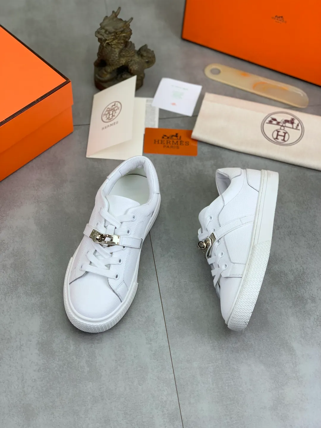 Men's men's shoes 💰P640 New Hermes top version Hermès classic couple style #𝐊𝐞𝐥𝐥𝐲 buckle casual white shoes skateboard shoes that will not conflict with shoes at all. Full of unknowns, Hermès rarely produces flat casual shoes and they are paired with classic palladium-plated Kelly shoe buckles! You'll fall in love with it at first sight. It's super versatile and can be worn with any skirt or pants. 🉑️Close your eyes and wear it. It's super noble. Fabric: Specific cowhide/canvas material. Lining: Sheepskin lining. Outsole: Original molded TPU outsole. Size: 35-45.